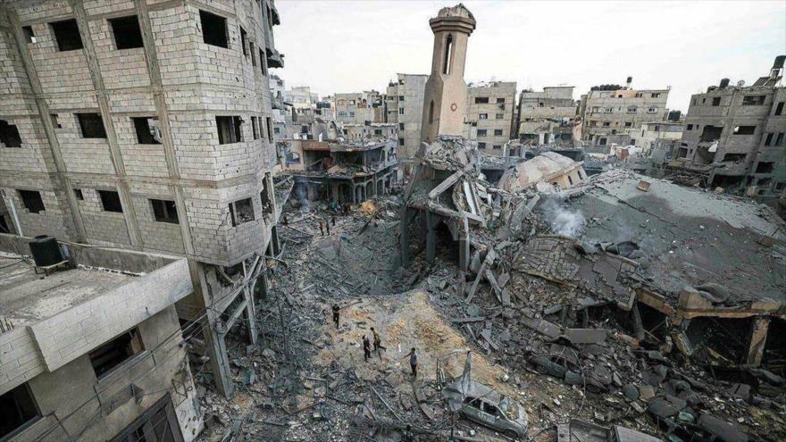 Una mezquita destruida en bombardeos de aviones de guerra israelíes en la ciudad de Gaza, 9 de octubre de 2023.