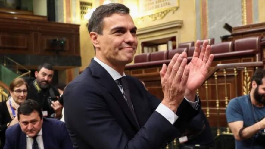 Pedro Sánchez recibe el aplauso del hemiciclo tras ser investido presidente del Gobierno. (Foto: EFE)