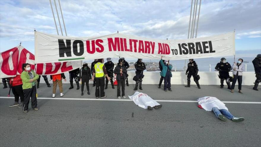 Manifestantes exigen un cese inmediato del genocidio israelí en Gaza en el puente de Bay Bridge en San Francisco (EE.UU.), 16 de noviembre de 2023. (Foto: AP)