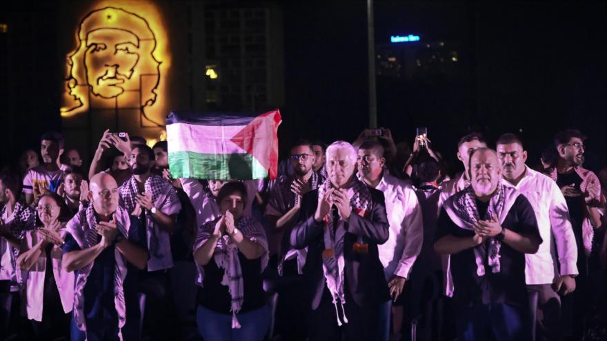 El presidente cubano (al centro) participa en acto de solidaridad con Palestina en La Habana, 17 de noviembre de 2023.
