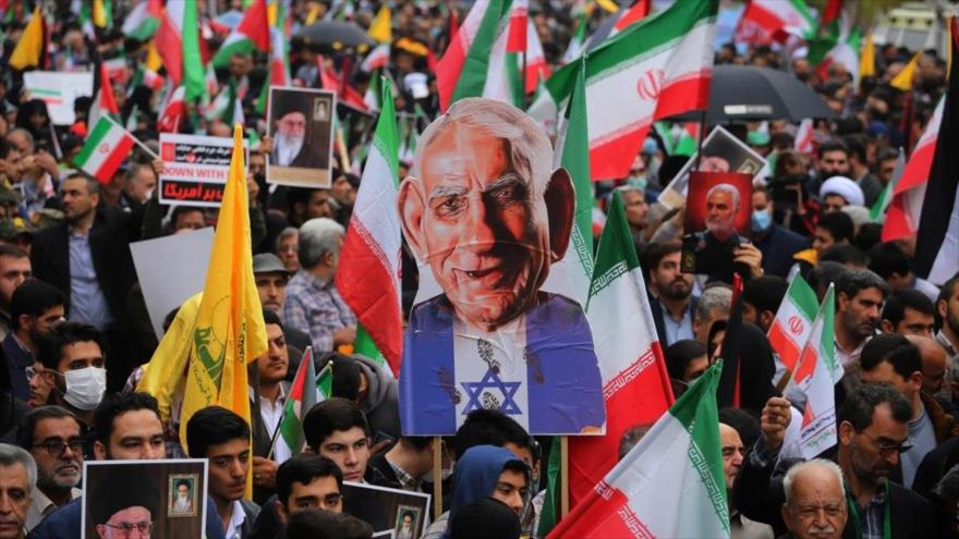 Manifestantes iraníes sostienen una caricatura del primer ministro de Israel, Benjamín Netanyahu, durante un acto solidario con Palestina, 4 de noviembre de 2023.