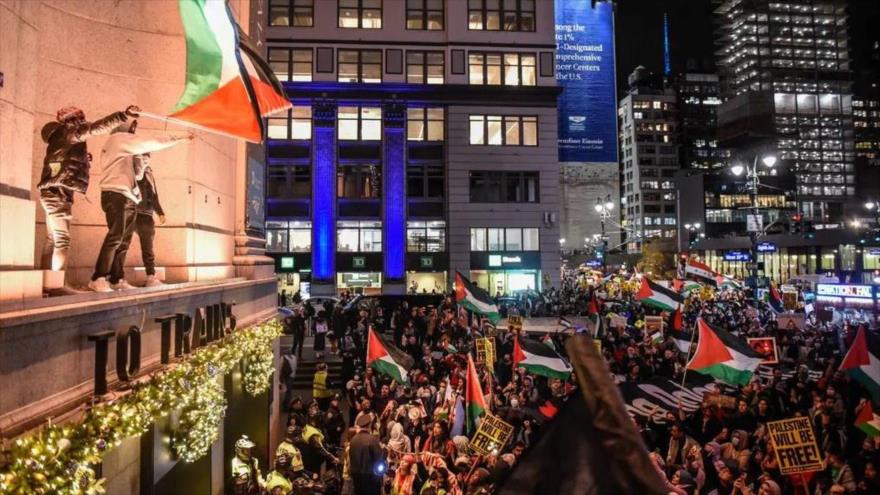 Una gran multitud se reunió en apoyo de los palestinos frente a la entrada del Moynihan Train Hall en Manhattan (Nueva York), 17 de noviembre de 2023.