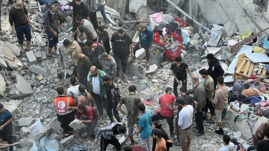 Operaciones de búsqueda y rescate entre los escombros tras ataques israelíes al campamento de Yabalia, en la Franja de Gaza, 18 de noviembre de 2023.