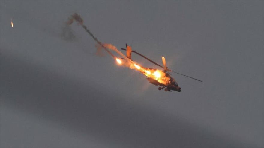 Helicóptero del ejército israelí lanzando bengalas sobre la Franja de Gaza, 1 de noviembre de 2023.