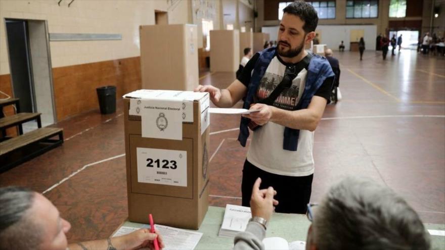 Un hombre emite su voto en Buenos Aires, en la segunda vuelta de las elecciones presidenciales de Argentina, 19 de noviembre de 2023.