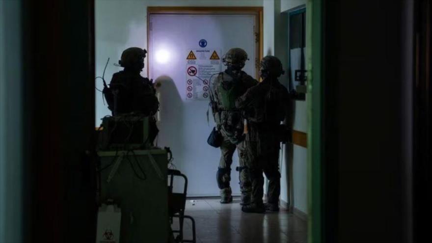 Las fuerzas de ocupación israelíes inspeccionan el hospital Al-Shifa en Gaza, 15 de noviembre de 2023.