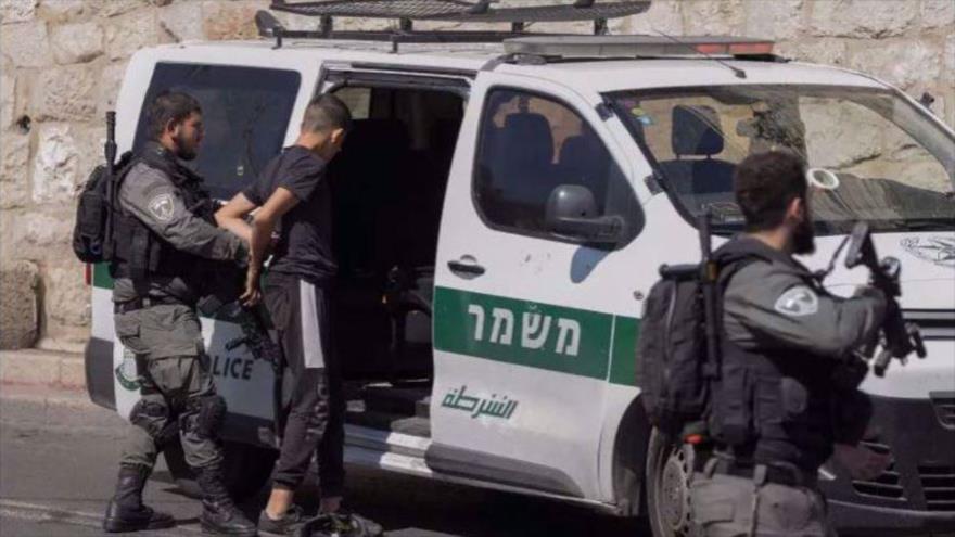 Las fuerzas israelíes arrestan a un adolescente palestino en las afueras de la ciudad de Al-Quds, 13 de octubre de 2023.