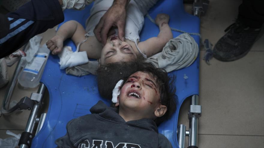 Niños palestinos trasladados a un hospital en Deir el-Balah, en el centro de Gaza, tras ataque israelí. (Foto: AP)
