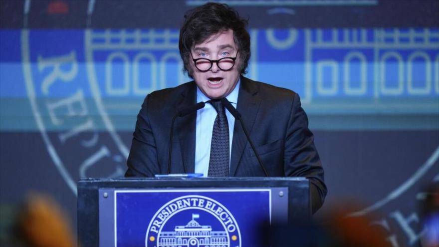 Javier Milei brinda su primer discurso como presidente electo de Argentina, en Buenos Aires, 19 de noviembre de 2023. (Foto: AP)