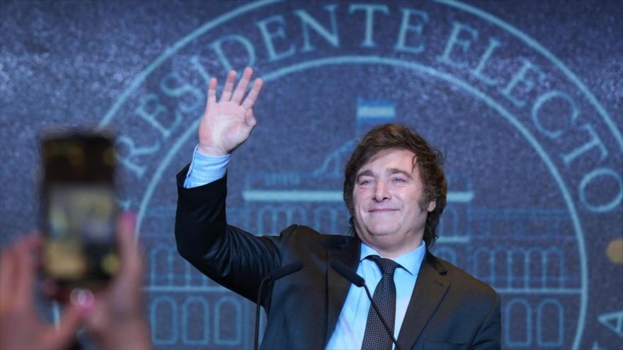 Javier Milei brinda su primer discurso como presidente electo de Argentina, en Buenos Aires, 19 de noviembre de 2023.