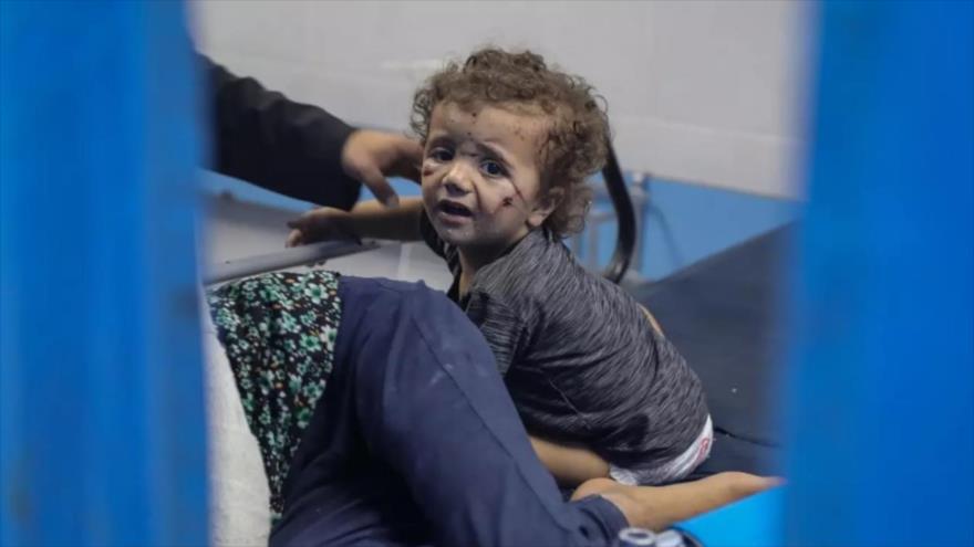 Un niño palestino herido dentro del hospital Al-Shifa en Gaza, octubre de 2023. (Foto: MEE)