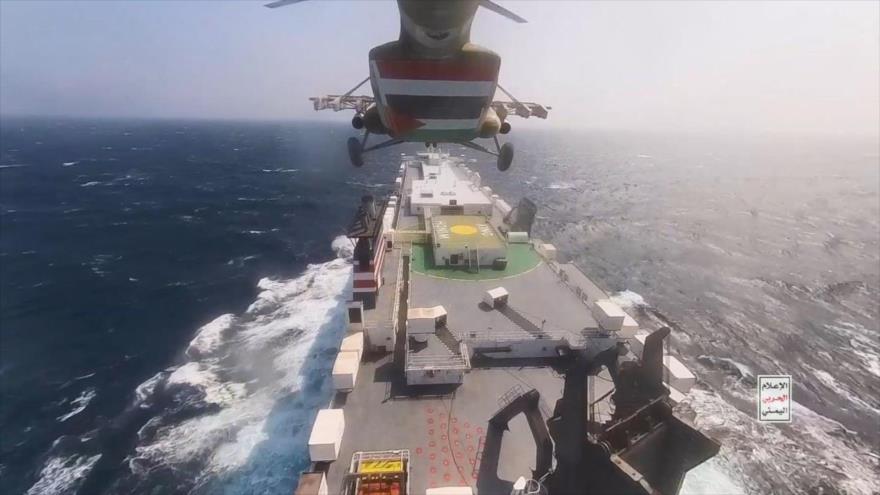 Fuerzas yemeníes descienden a la cubierta del buque israelí desde un helicóptero militar perteneciente a las FFAA de Yemen y lo incautan en el mar Rojo.
