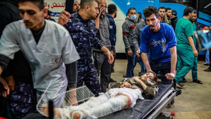 Palestinos heridos reciben atención en un hospital en Jan Yunis, en el sur de la Franja de Gaza, 20 de noviembre de 2023.