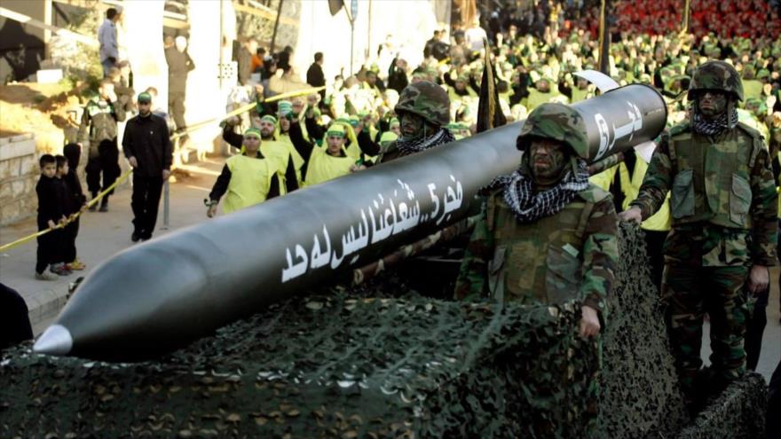 Combatientes de Hezbolá exhiben un misil durante un desfile militar en el sur de El Líbano.