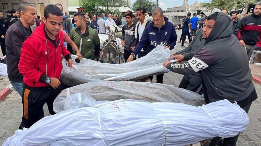 Los cuerpos de los palestinos asesinados por Israel son sacados de la morgue del hospital de Indonesia en Gaza para ser enterrados, 15 de noviembre de 2023. (Foto: AA)