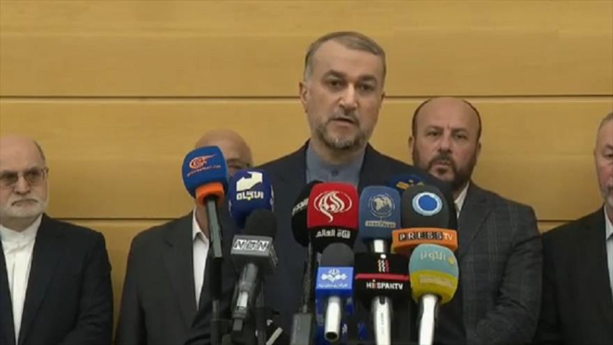 El ministro de Asuntos Exteriores de Irán, Hosein Amir Abdolahian, habla con la prensa en Beirut, 22 de noviembre de 2023.