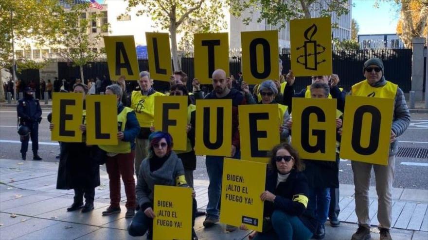 Activistas de la Amnistía Internacional (AI) se congregan frente a la embajada de EE.UU. en Madrid.