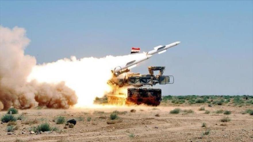 Un sistema de defensa aérea del Ejército sirio dispara un misil, en un lugar no revelado. (Foto: Reuters)