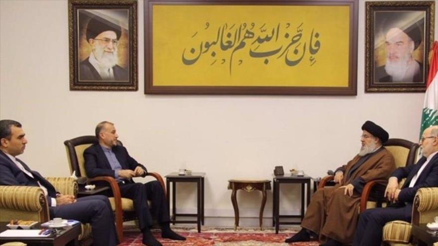 El canciller iraní, Hosein Amir Abdolahian (2.º de izda.), reunido con el líder del Hezbolá, Seyed Hasan Nasralá (2.º de dcha.), en Beirut, 23 de noviembre de 2023.
