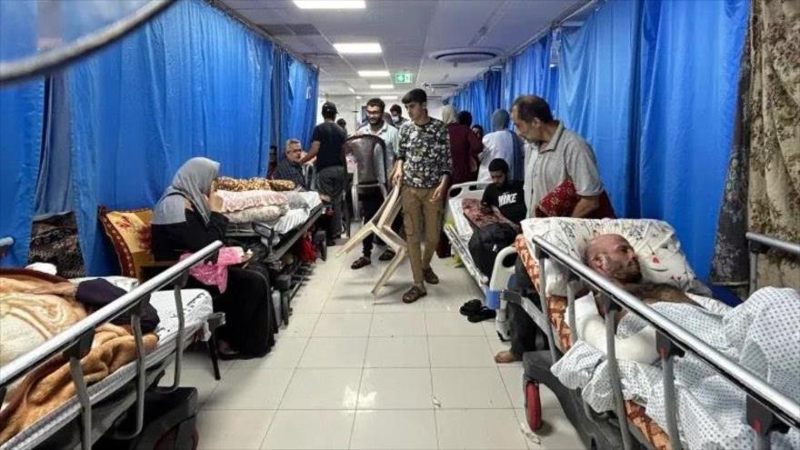 Pacientes y desplazados palestinos se refugian en el hospital Al-Shifa en la ciudad de Gaza, en medio de los ataques israelíes, 10 de noviembre de 2023. (Foto: AFP)