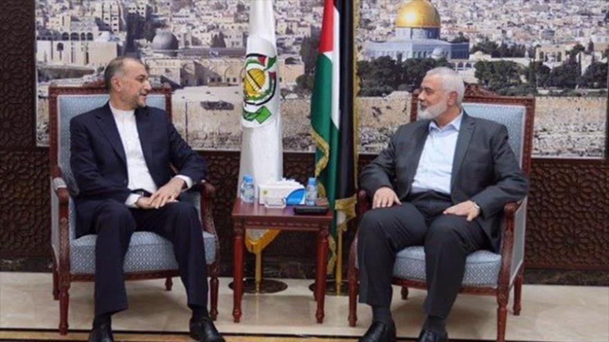 El canciller iraní, Hosein Amir Abdolahian (izda.), reunido con el jefe del buró político de HAMAS, Ismail Haniye, en Doha (Catar), 23 de noviembre de 2023.