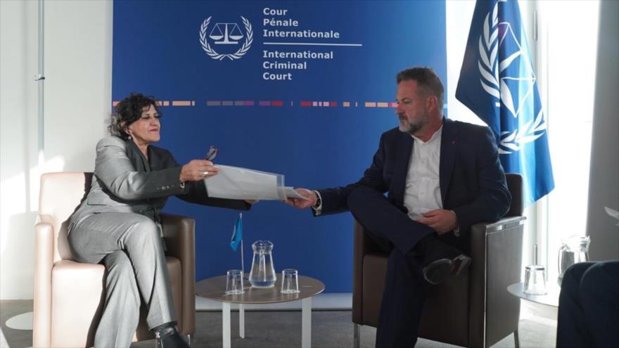 El eurodiputado Manu Pineda entrega a la Fiscalía de la CPI en La Haya una lista de crímenes de guerra cometidos por Israel contra los palestinos, 23 de noviembre de 2023.