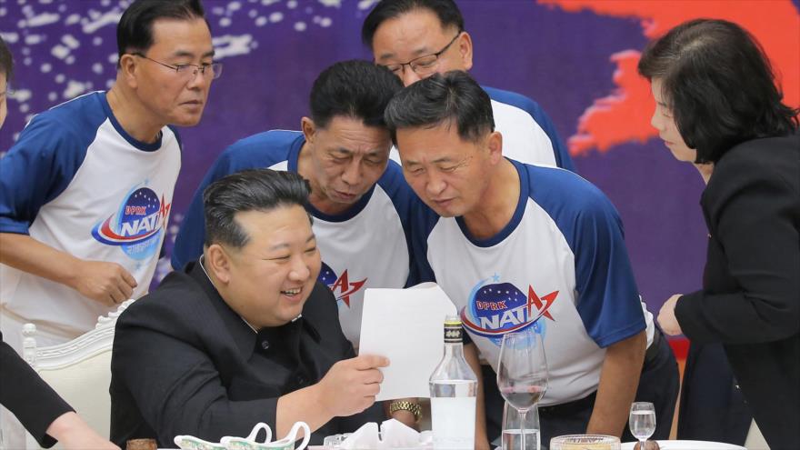 El líder de Corea del Norte, Kim Jong-un, celebra el lanzamiento de un nuevo satélite de vigilancia el 24 de noviembre de 2023.