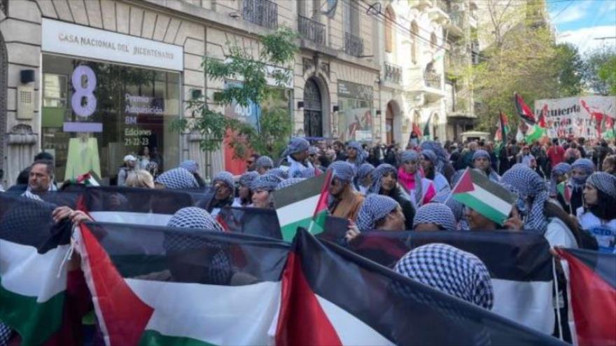 Manifestantes se reúnen frente a la embajada palestina en Buenos Aires, Argentina, para pedir el fin de la guerra en Gaza. 