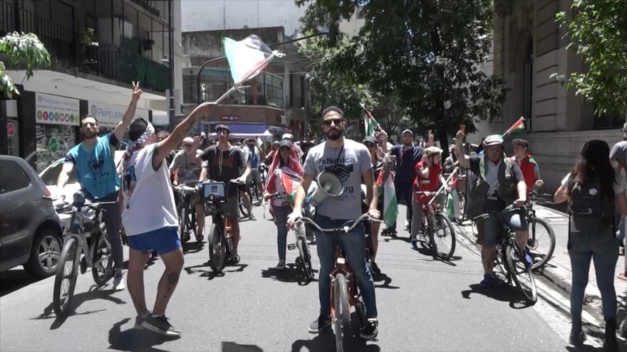 Ciclistas pedalean calles de Buenos Aires en solidaridad con Palestina