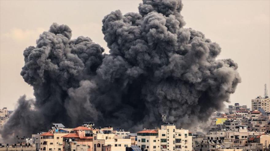 Una columna de humo se eleva de unos edificios residenciales tras un ataque aéreo israelí en la ciudad de Gaza, 9 de octubre de 2023. (Foto: AFP)