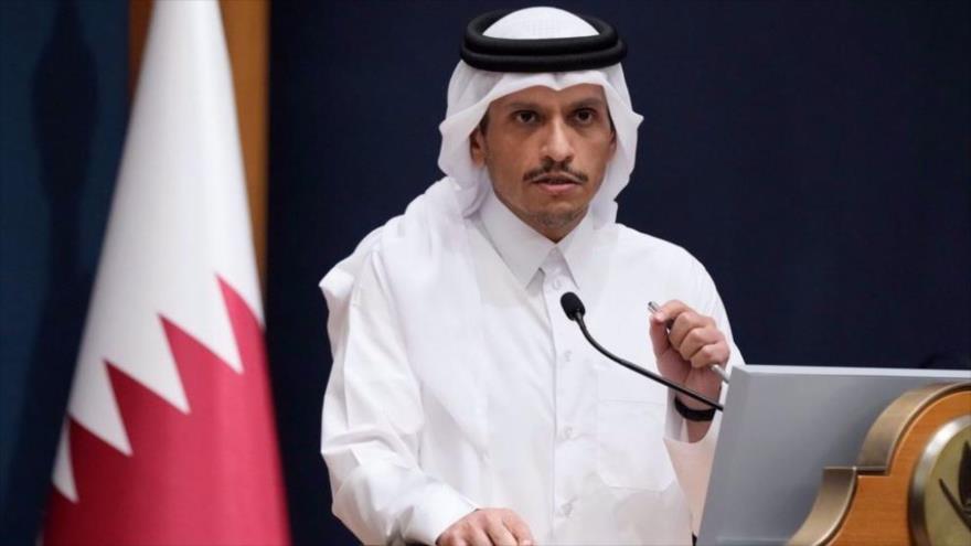 El primer ministro catarí, Mohamed bin Abdulrahman Al Thani, habla en una rueda de prensa celebrada en Doha, capital catarí, 24 de noviembre de 2023. 