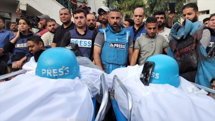 El funeral de dos periodistas palestinos asesinados por las fuerzas israelíes en Gaza.