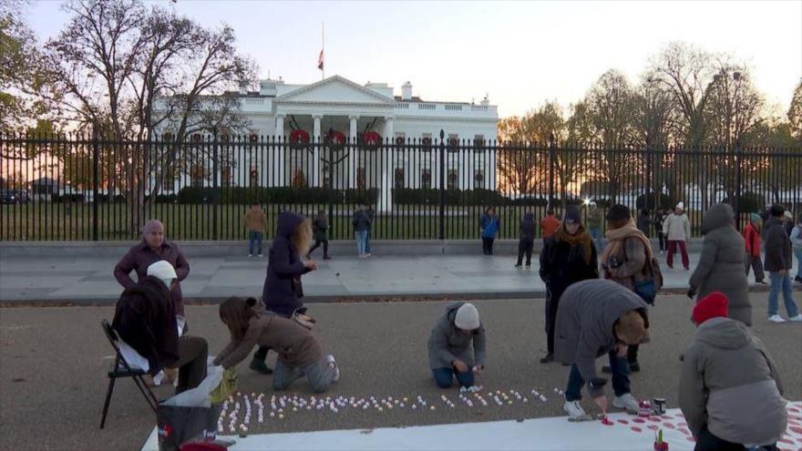 Un grupo de activistas están preparados para iniciar una huelga de hambre frente a la Casa Blanca en apoyo a Palestina, 27 de noviembre de 2023.
