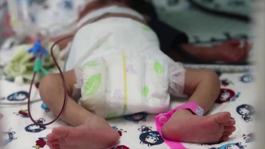 Bebé prematuro en sala de UCI en un hospital de Gaza . 