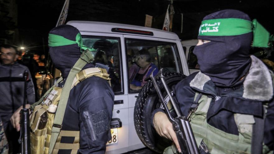 Combatientes de HAMAS realizan un canje de presos y rehenes en la Cisjordania ocupada en el marco de la tregua acordada con Israel.