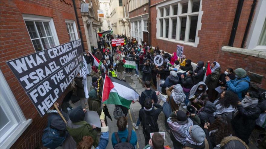 La gente protesta contra la oficina en Londres de la empresa inmobiliaria y de consultoría llamada “Fisher German” por su cooperación con la empresa de armas israelí Elbit Systems, 29 de noviembre de 2023. 