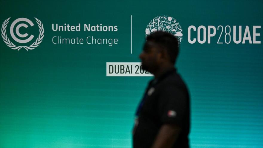 Un agente de Policía emiratí en la cúpula de Al Wasl en Expo City durante la inauguración de la Cumbre sobre el Clima de la ONU COP28, en Dubai. (Foto: AFP)