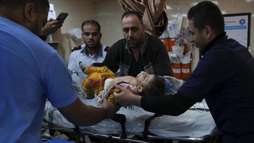 Un niño palestino herido en el bombardeo israelí contra la Franja de Gaza, el Hospital Al-Aqsa en Deir al-Balah, 1 de diciembre de 2023. (Foto: AP)