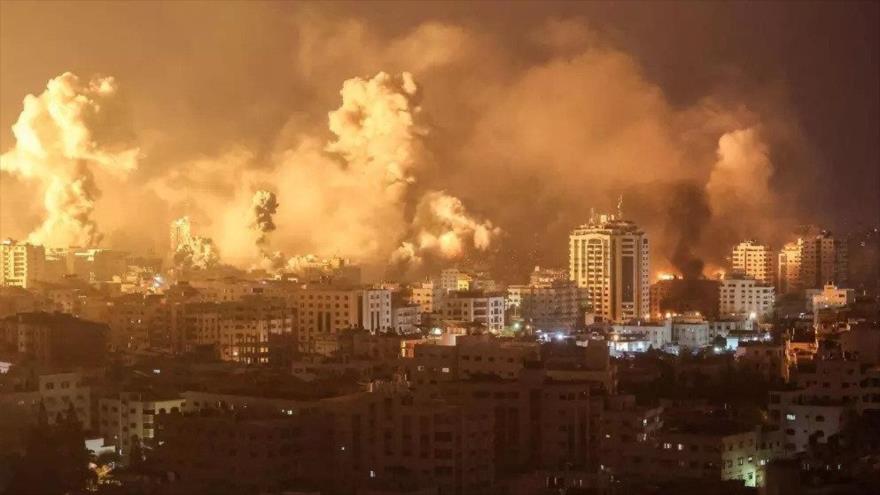 Llamas y humo salen de los edificios bombardeados durante los ataques aéreos israelíes en la Franja de Gaza, 9 de octubre de 2023.

