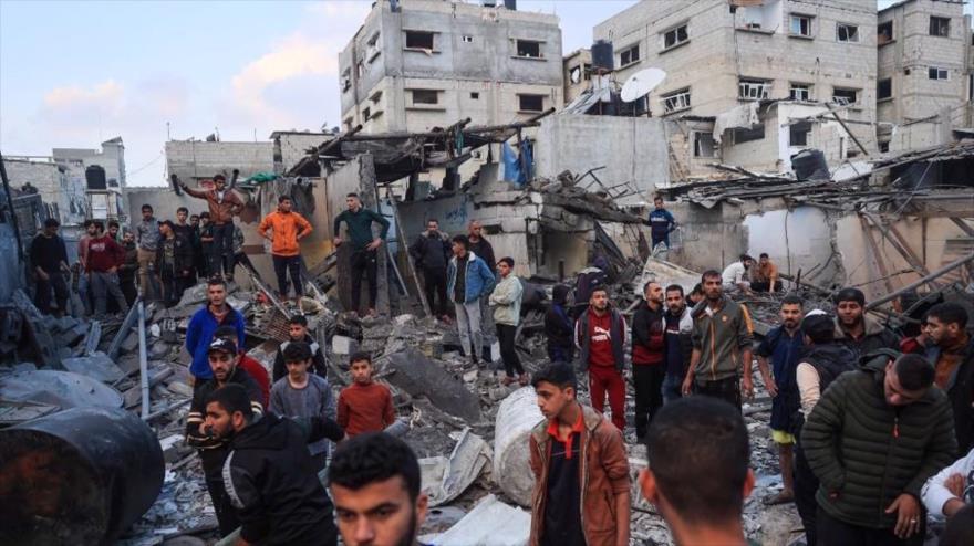 Búsqueda de supervivientes entre los escombros de un edificio destruido por bombardeo israelí en Rafah, en el sur de la Franja de Gaza, el 1 de diciembre de 2023. (AFP)