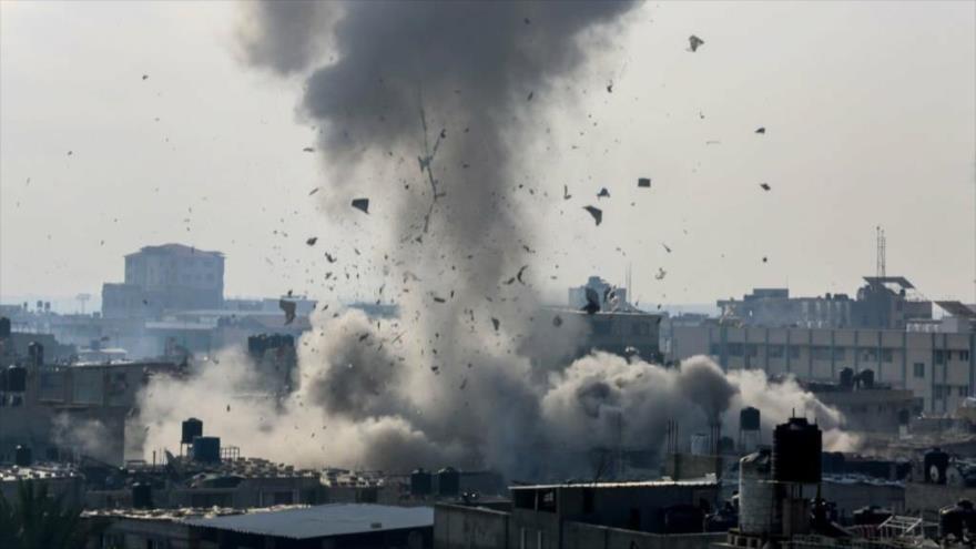 El humo se eleva de las casas después de que Israel reiniciara los ataques en la Franja de Gaza, 1 de diciembre de 2023. (Foto: Anadolu)