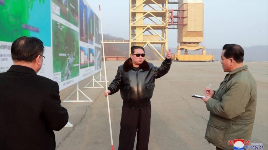 El líder norcoreano, Kim Jong-un, inspecciona la zona de lanzamiento del satélite Sohae en esta fotografía sin fecha publicada en marzo de 2022. (Foto: KCNA)