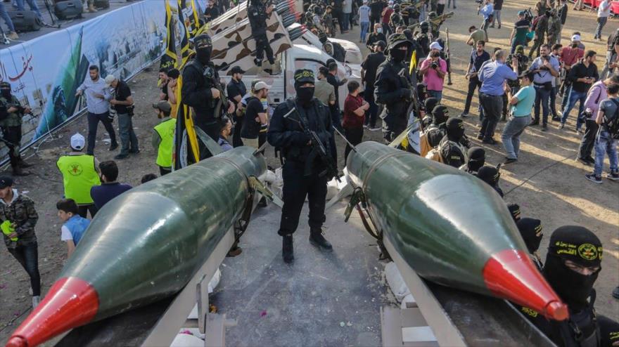 Un combatiente de la Yihad Islámica Palestina, se encuentra entre dos cohetes durante un desfile en las calles de Gaza. (Foto: Getty Images)