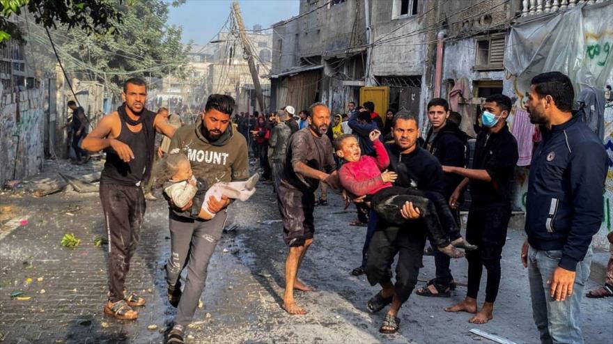 Los palestinos transportan a niños heridos tras un ataque israelí en Rafah, en el sur de la Franja de Gaza, 1 de diciembre de 2023. (Foto: Reuters)