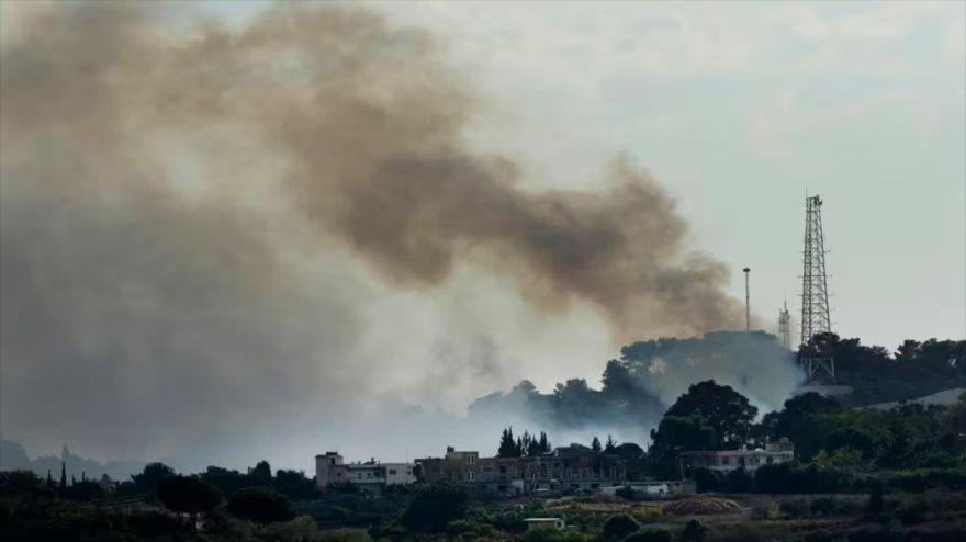 El humo se eleva desde una posición del ejército israelí que fue atacada por combatientes de Hezbolá cerca de una aldea libanesa fronteriza. (Foto: AP)
