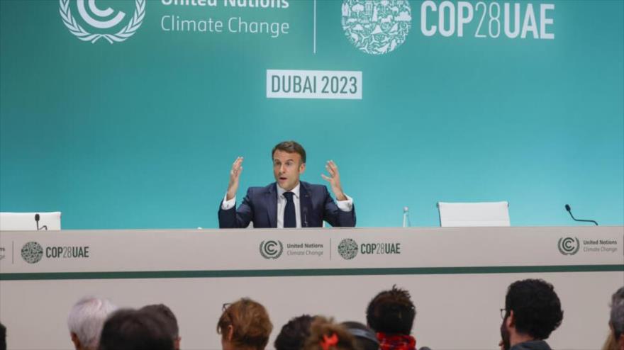 El presidente de Francia, Emmanuel Macron, habla en la Conferencia de la ONU sobre el cambio climático (COP28) en Dubái, 2 de diciembre de 2023.