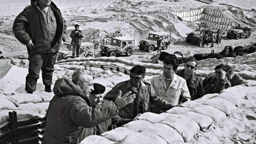  Ariel Sharon (izda.) hace un gesto mientras informa al ex primer ministro israelí David Ben Gurion en una trinchera del ejército en 1971 cerca del Canal de Suez.