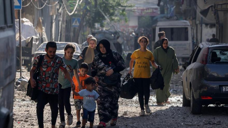 Palestinos evacuan un barrio de la ciudad de Gaza en medio de los bombardeos de Israel, 11 de octubre de 2023. (Foto: AFP)