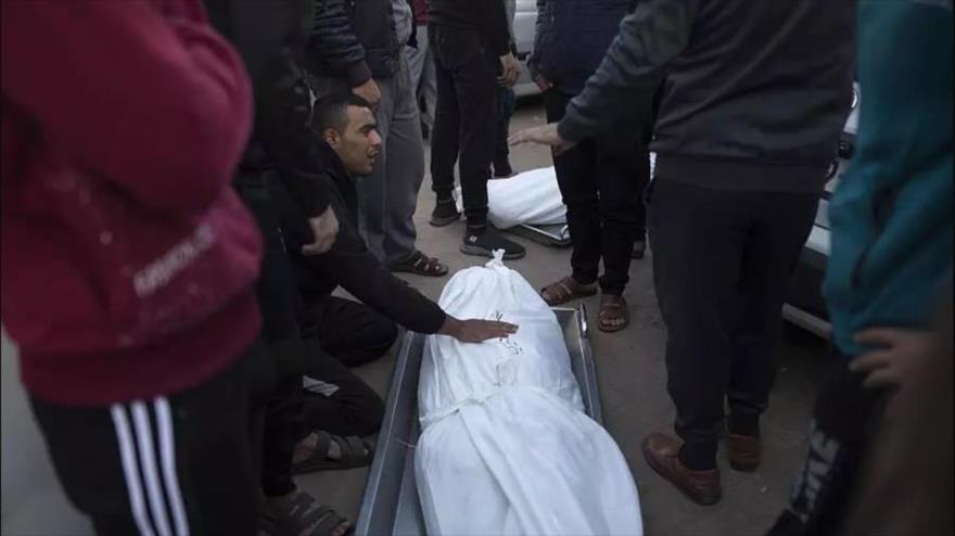 Familiares de las víctimas palestinas de un bombardeo israelí en la Franja de Gaza, 3 de diciembre de 2023. (Foto: EFE)