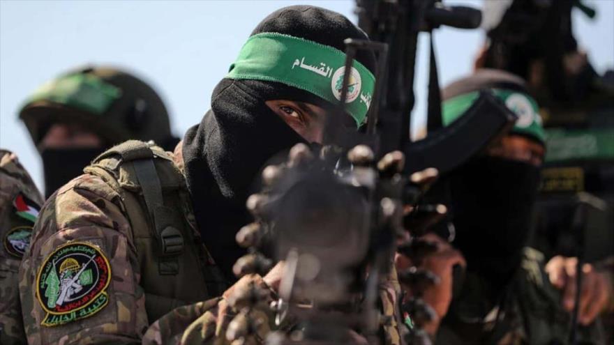 Combatientes de las Brigadas Al-Qassam, el ala militar de HAMAS, participan en un desfile militar en la Franja de Gaza.